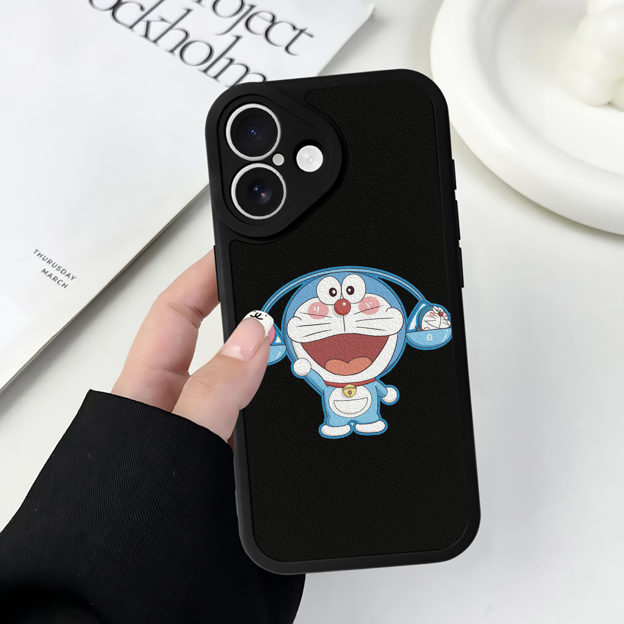 （画像用） ドラえもん Doraemon 【iPhone 16シリーズ対応】シリコンスマホケース（レザー調） 材質：シリコン